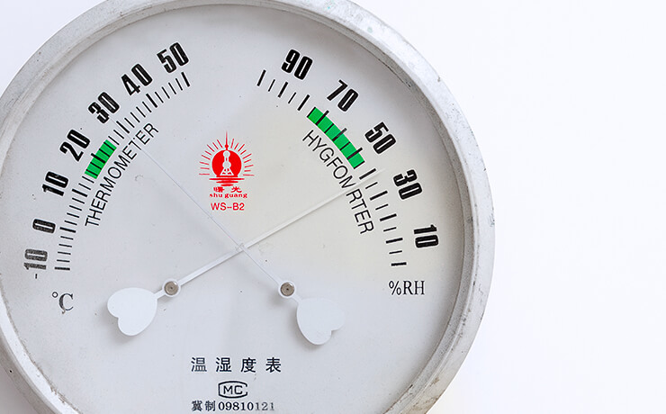 a hygrothermograph showing 28°C of temperature and 45% of humidity